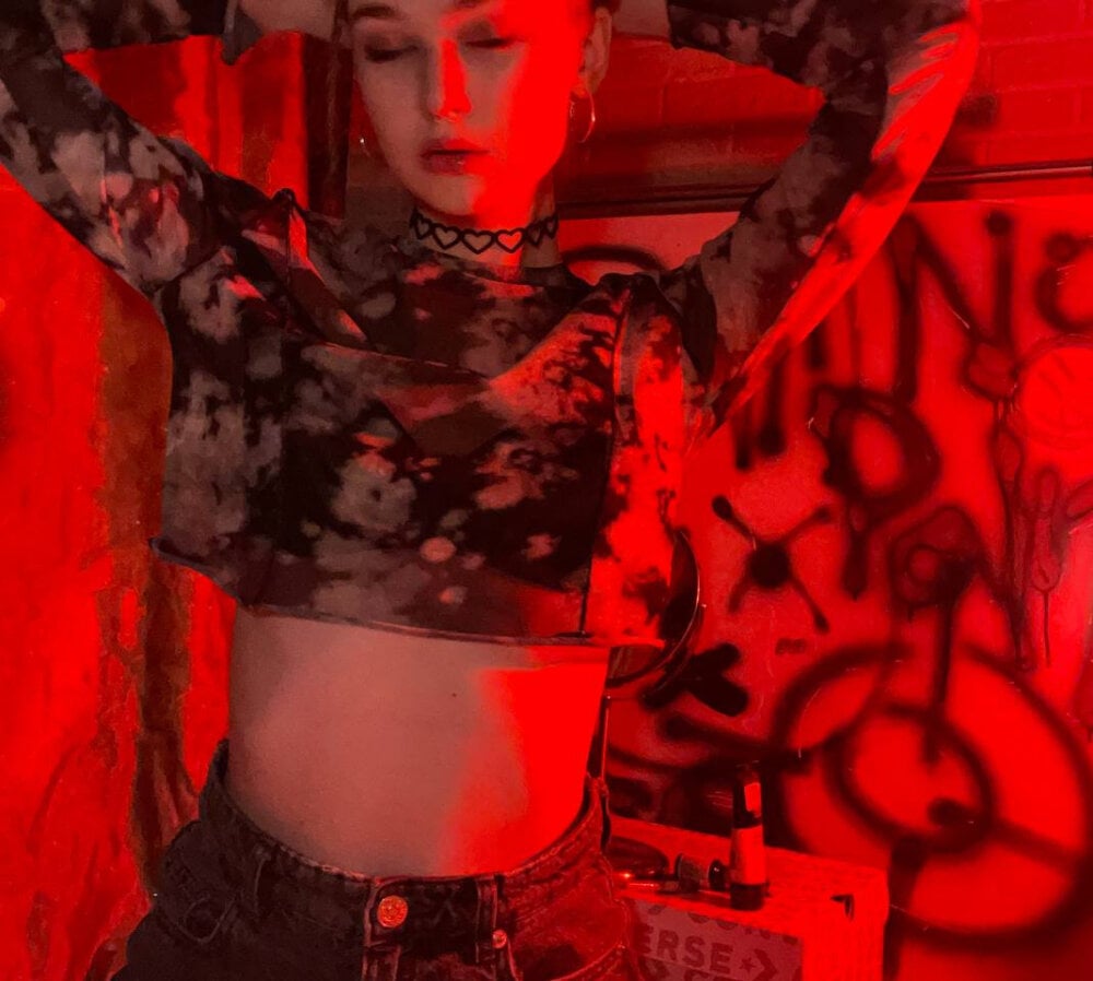 Live sex webcam photo for Tinytaissa #288323382