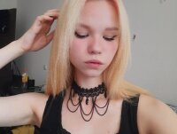 Emilly_Young's Offline XXX Chat