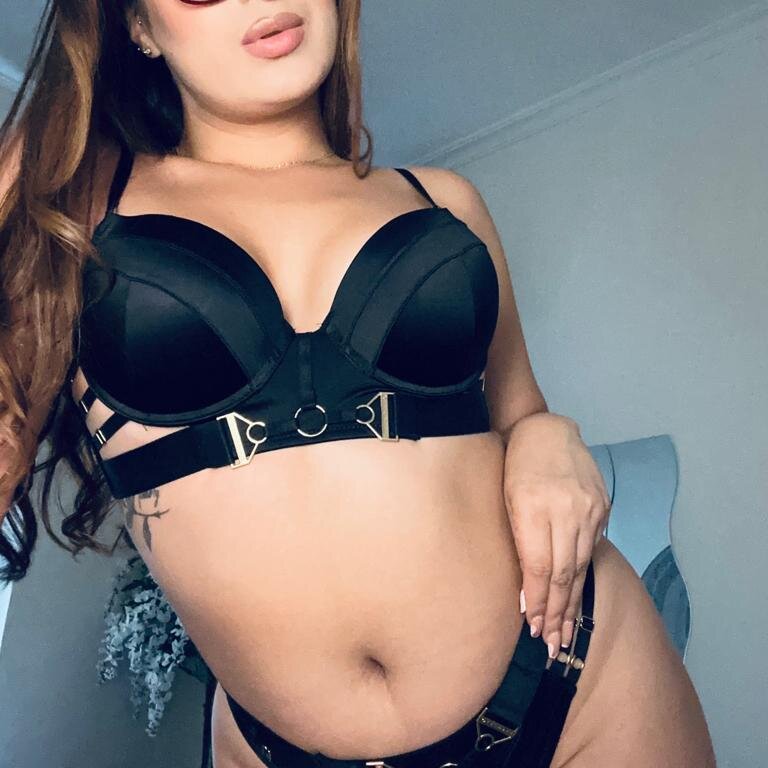 Watch  princessamelie live on cam at StripChat