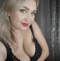 Golden_girlXX's Offline Chat Room