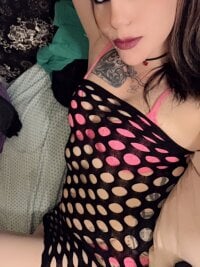 Sweet_N_Innocent29's Offline Chat Room