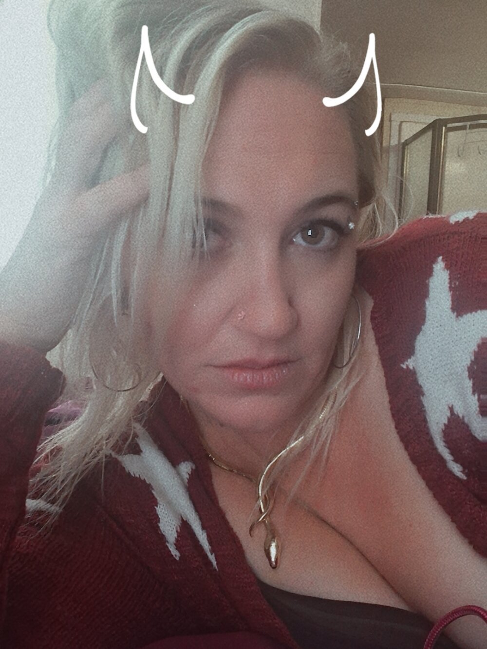 lyrashade89 from stripchat