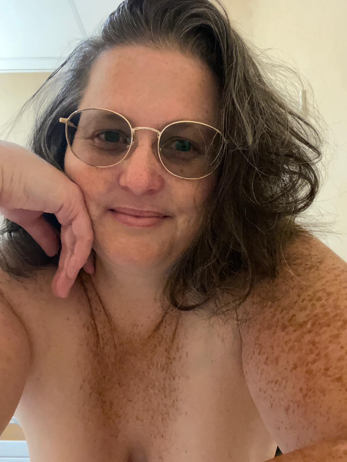 Beatricefrench-curvy-milf