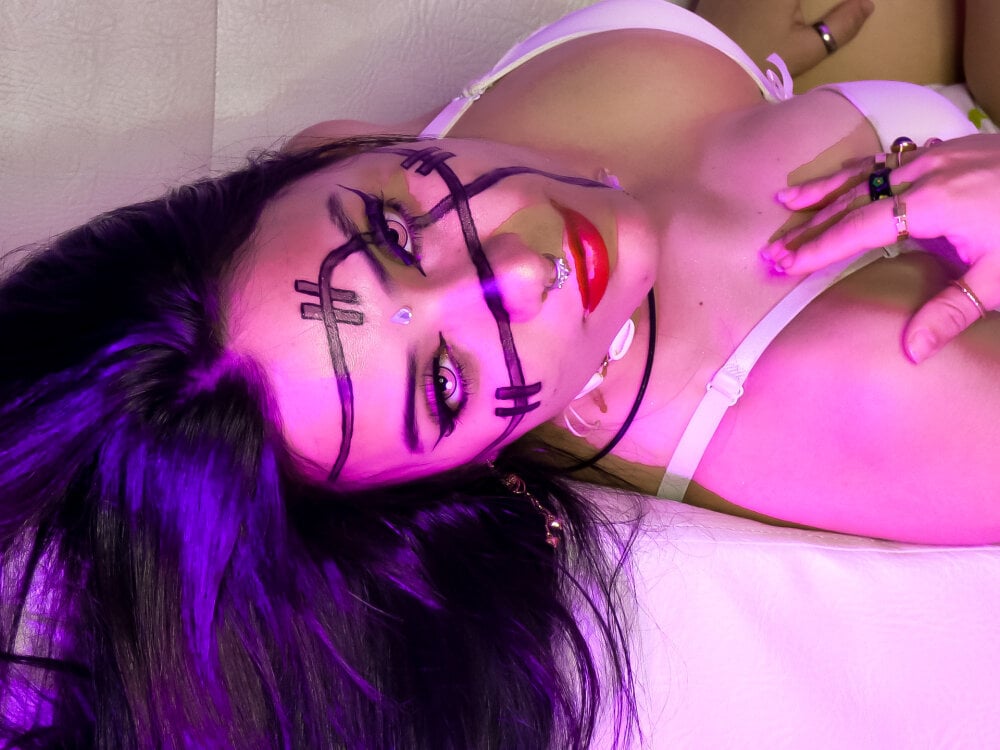 stripchat strangedesire webcam profile pic via iluvcams.com