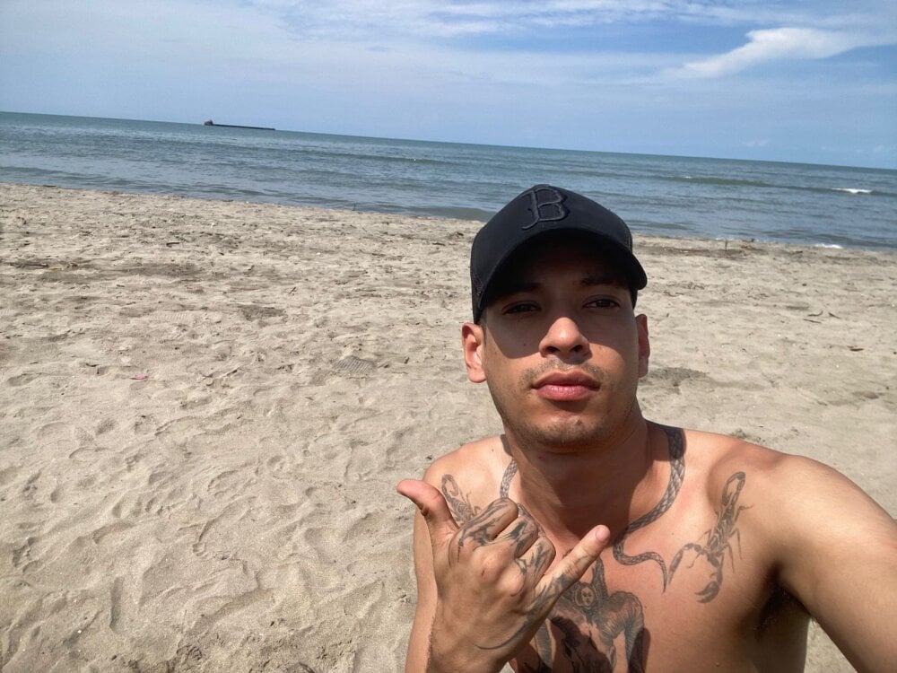 andrew_west10 offline XXX-chat