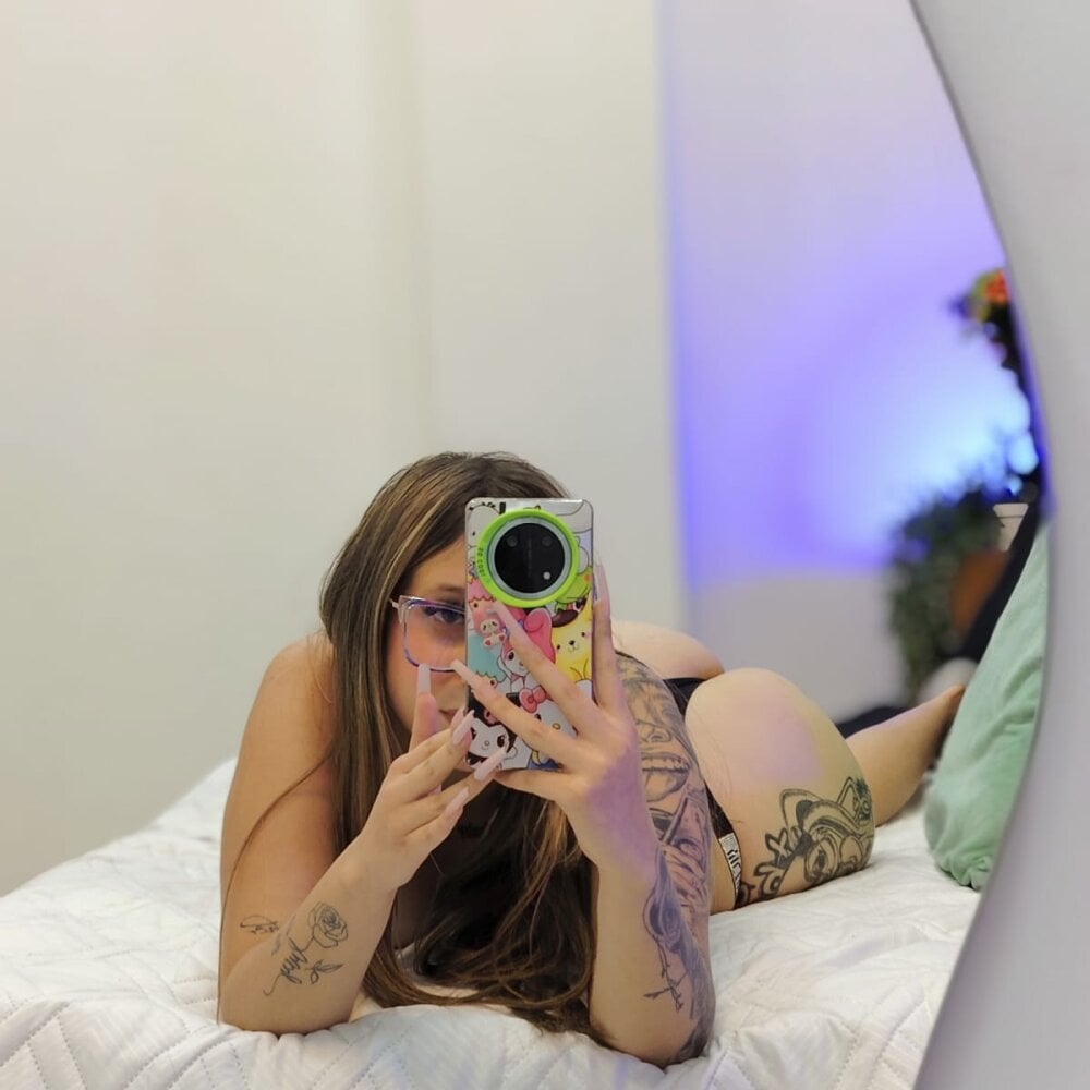 stripchat zoebecker webcam profile pic via amateursex-livecam.com