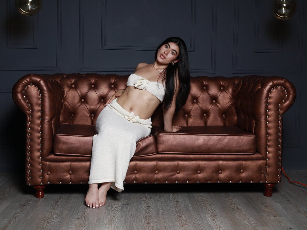 onaircams.com emii_rous livesex profile in bisexual cams