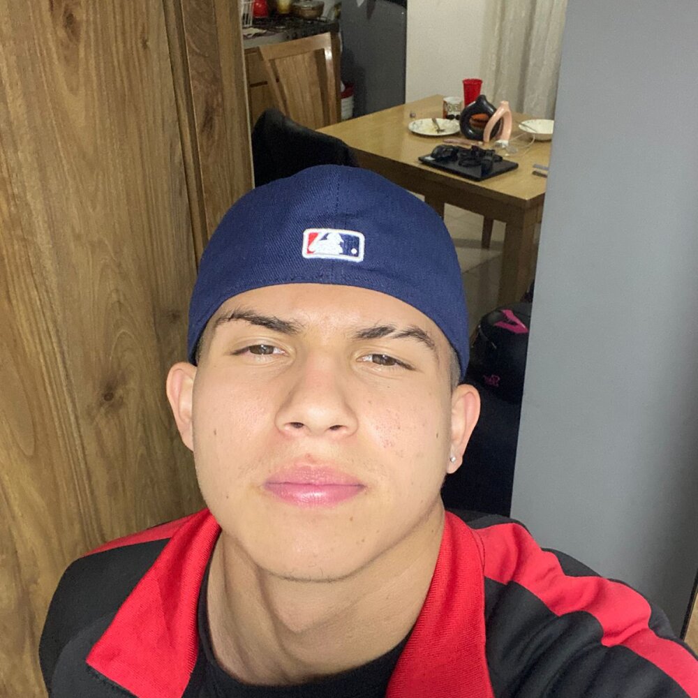 1hugo1_ from stripchat