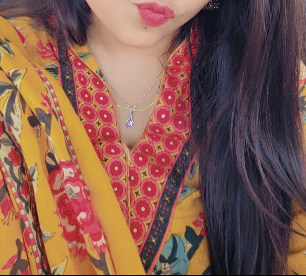 onaircams.com mitikaa livesex profile in im-lying-on-the-bed cams