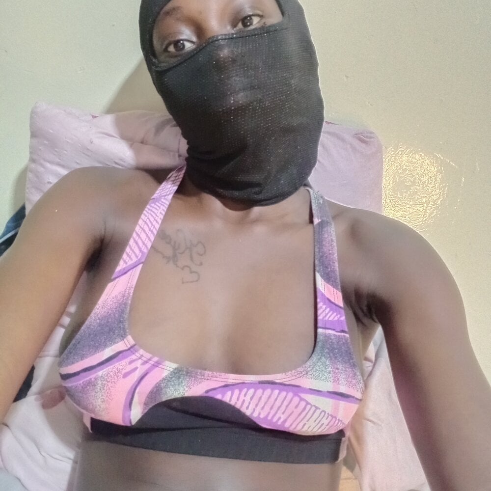 free6cams.com gfransis livesex profile in in-the-avenue-of-your-imagination cams