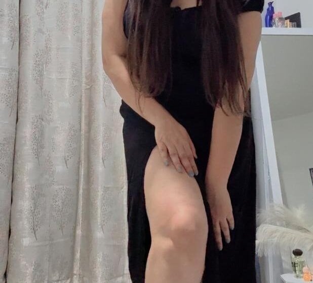 Queen_in_Gloss live cam model at StripChat