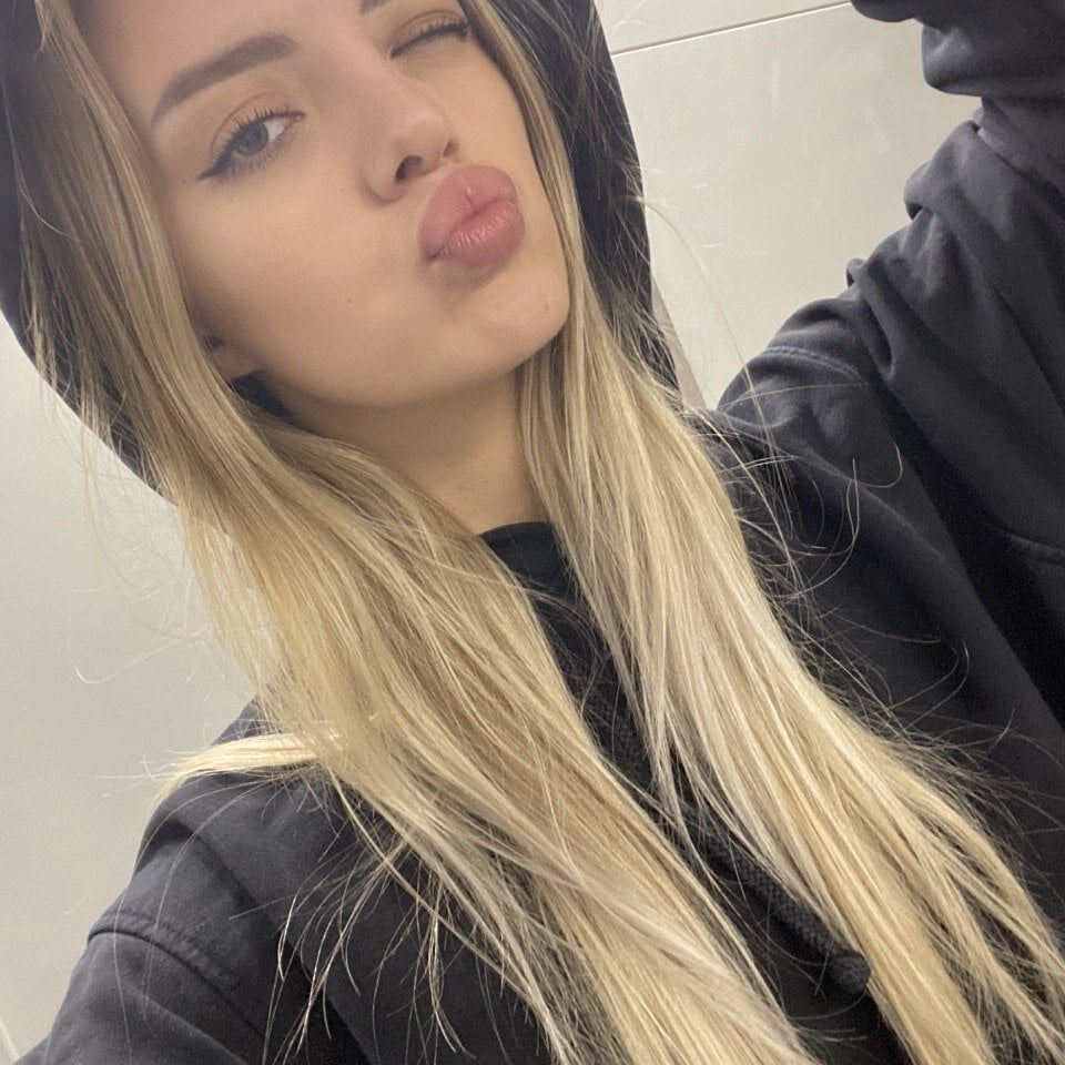 EleanoraStevenson live cam model at StripChat