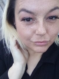 glitterqueen83's Offline Chat Room