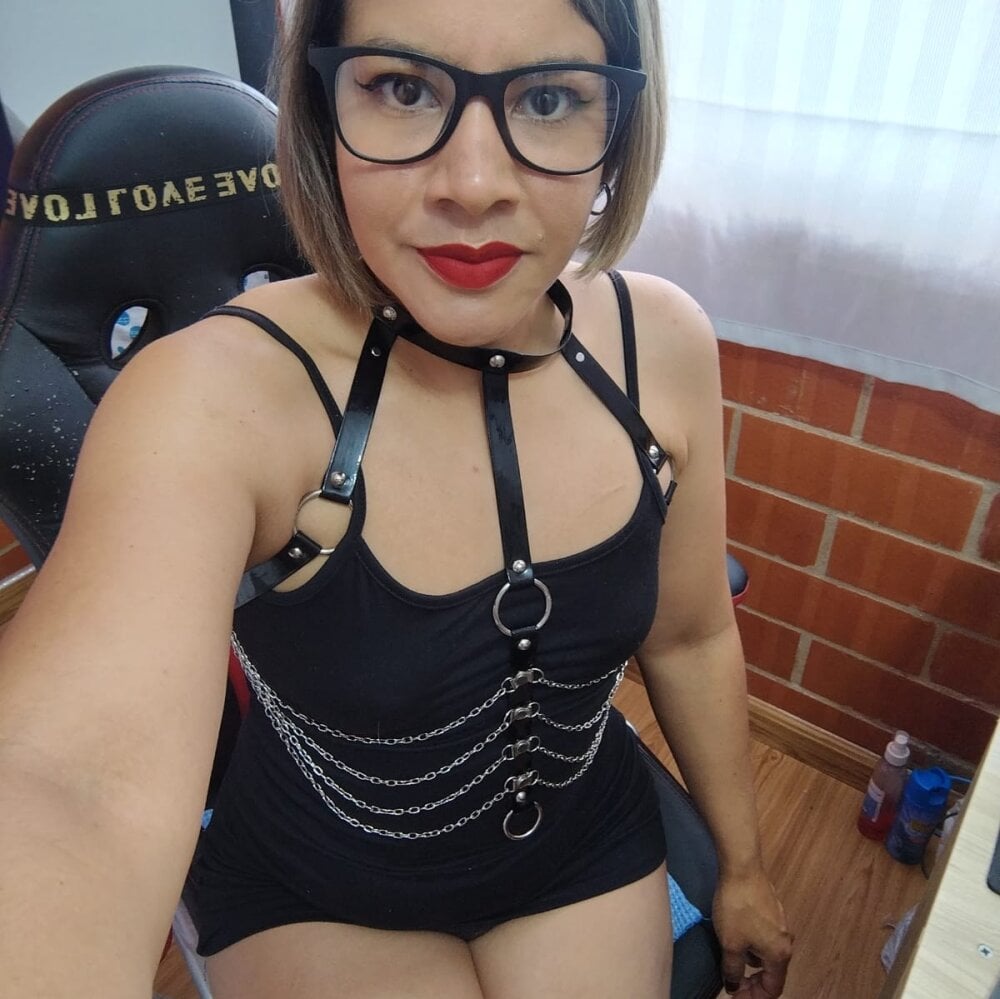 peanut_tangerine live cam model at StripChat