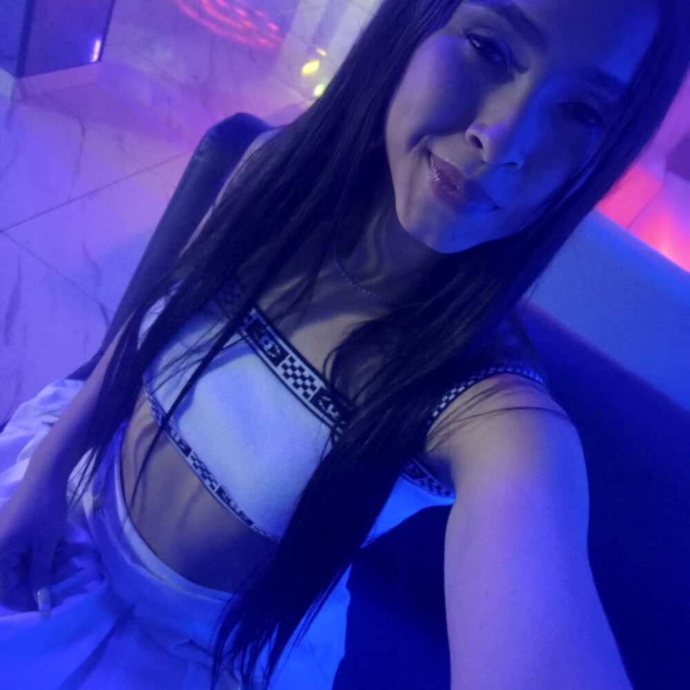 Zara_Quinn's Offline XXX Chat