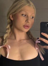 blondebimbo23's Offline Chat Room