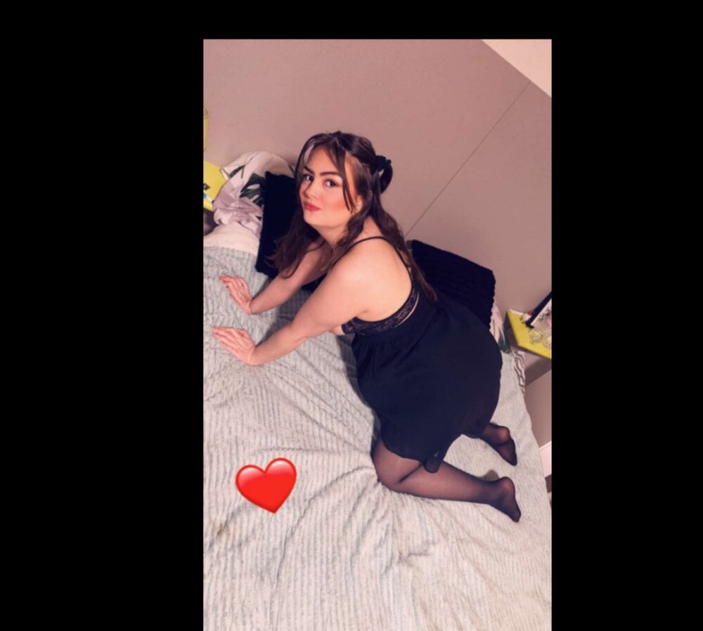 LaGazolina live cam model at StripChat