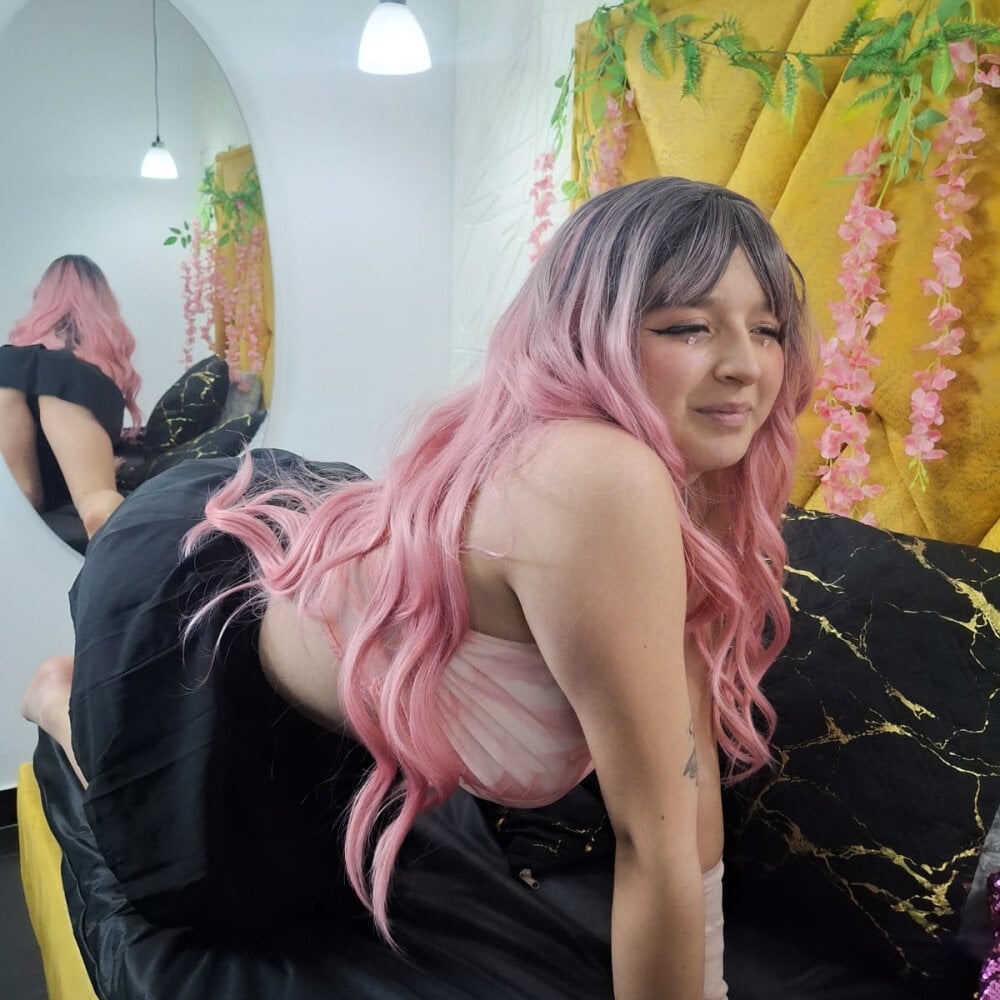 livesexr.com candyswan livesex profile in ask-me-i-might-tell cams