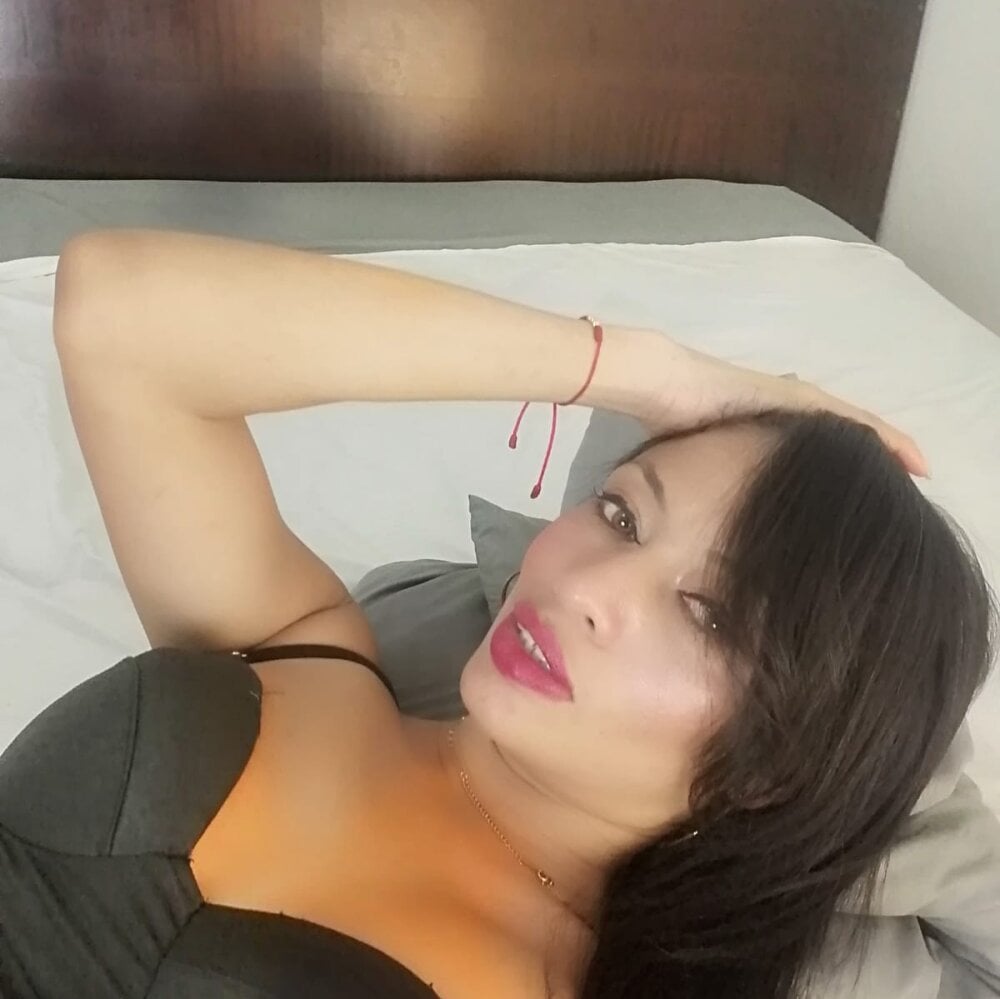 Watch  latinaStepmom live on cam at StripChat