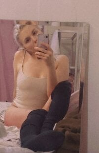 maebebabyy's Offline Chat Room