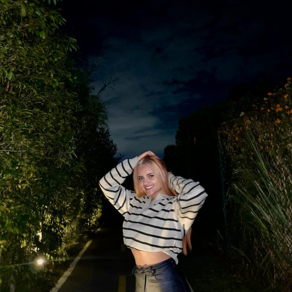 ari_white8 profile