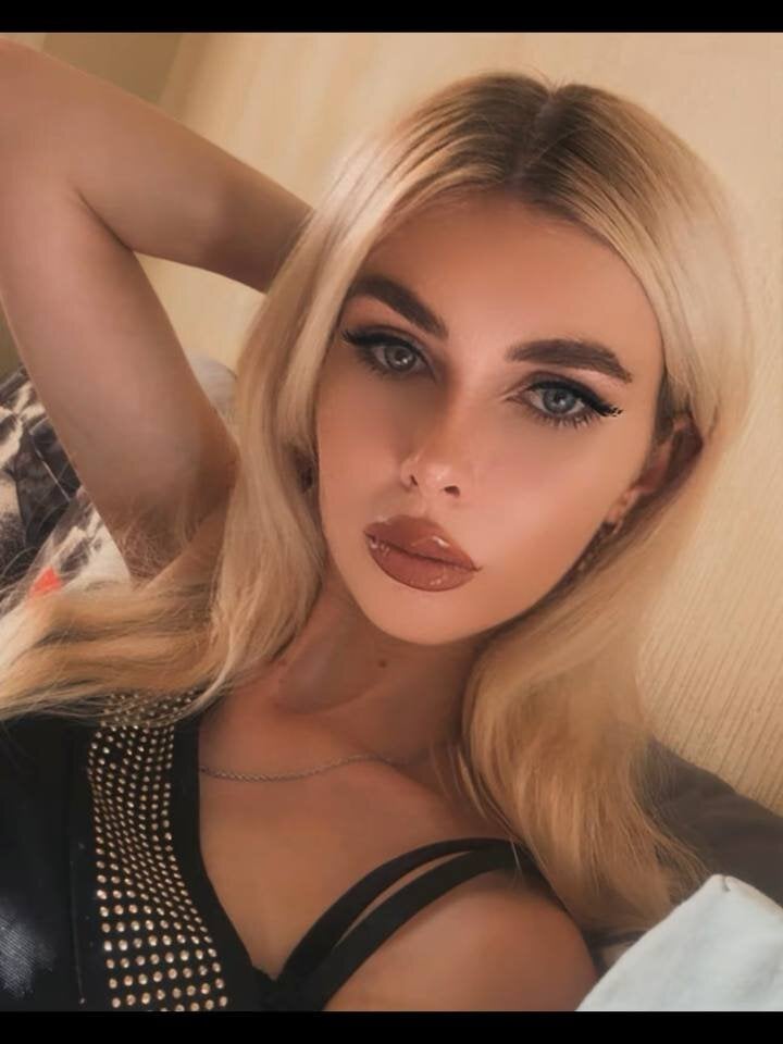 AnnaFoxyy live cam model at StripChat