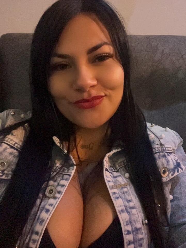 elivecams.com ilona_pink livesex profile in everywhere-all-at-once cams