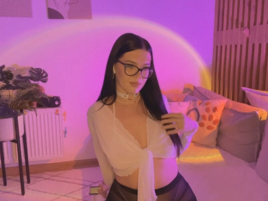 stripchat heymollyshy webcam profile pic via bestlivesexchat.com