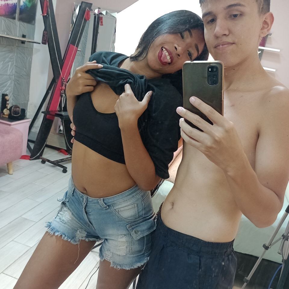 Live sex webcam photo for aron_alexa #289868418
