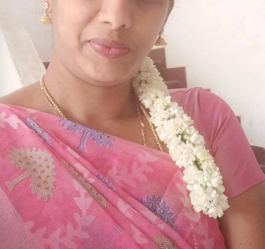 Tamil_Ammu live cam model at StripChat