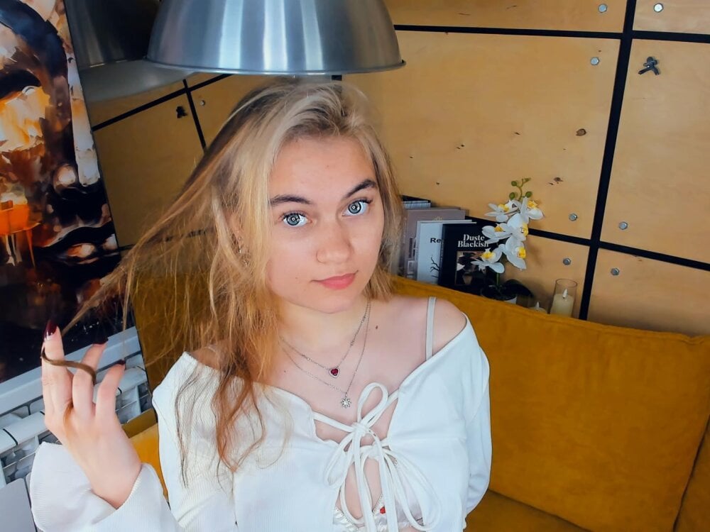 BeatrixEsser live cam model at StripChat