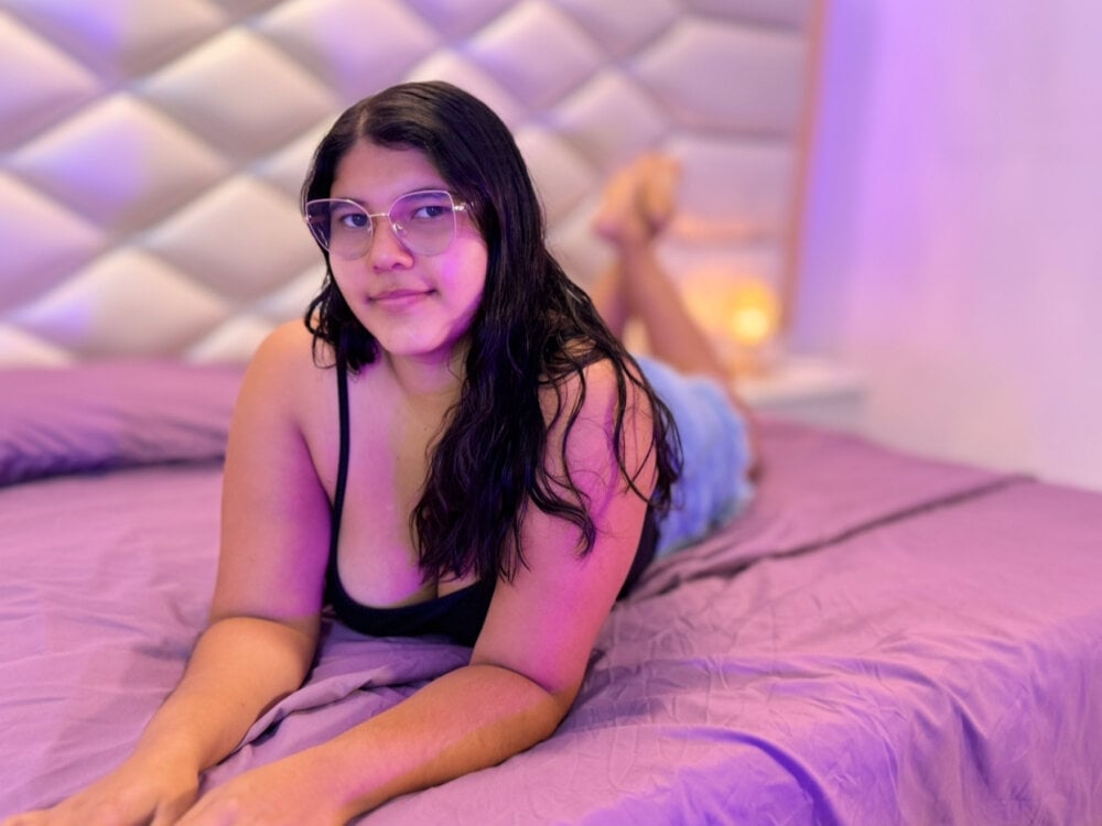 MeganTorrez live cam model at StripChat