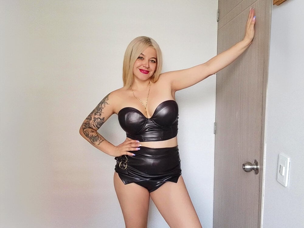 livesex.fan sexynikolla livesex profile in mix cams