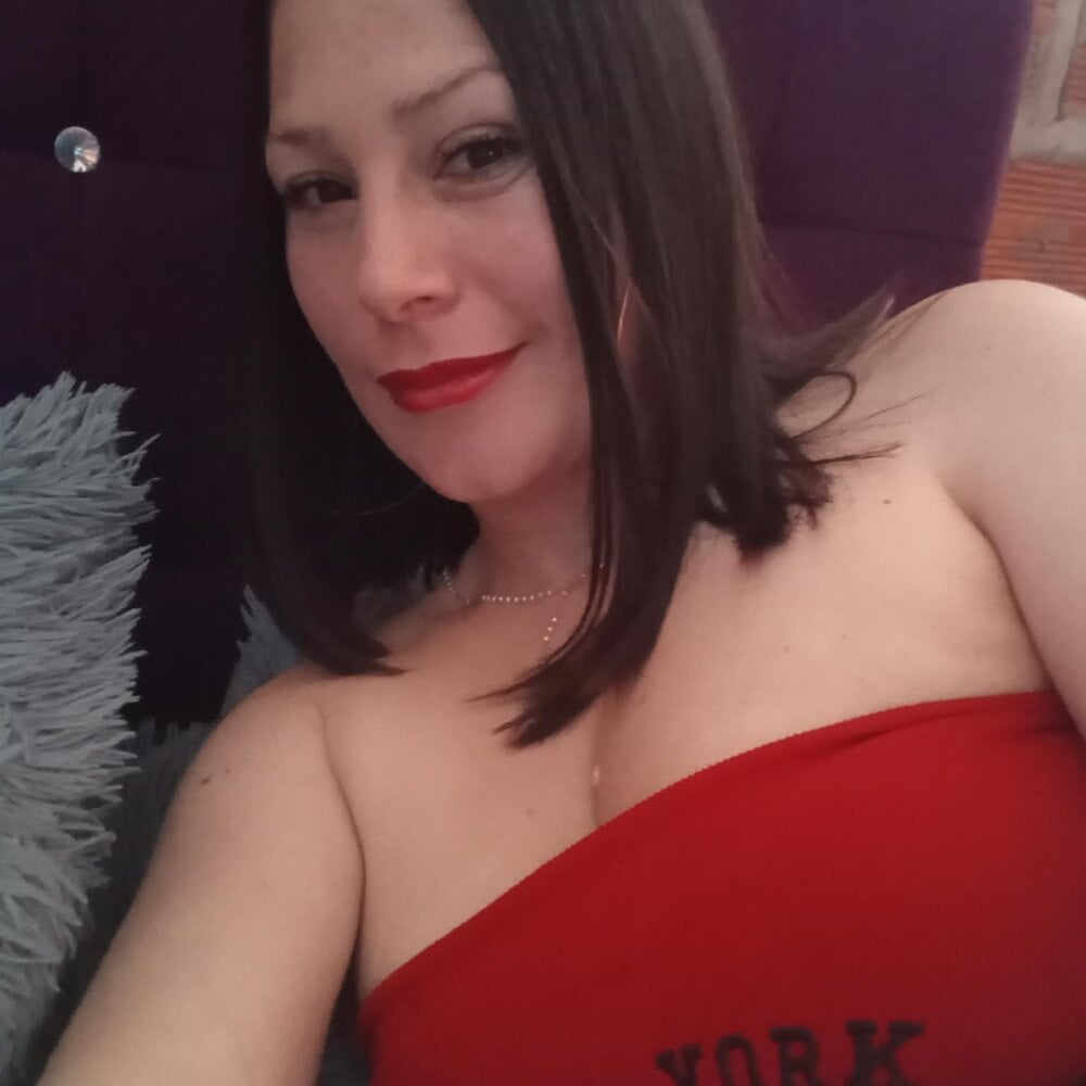 badgirlwebcam.com carla_rodriguez livesex profile in on-your-laps cams