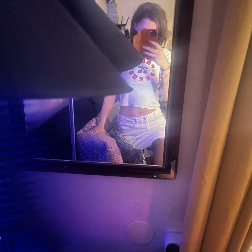 mega-camsex.net hildas livesex profile in somewhere-in-paradise cams