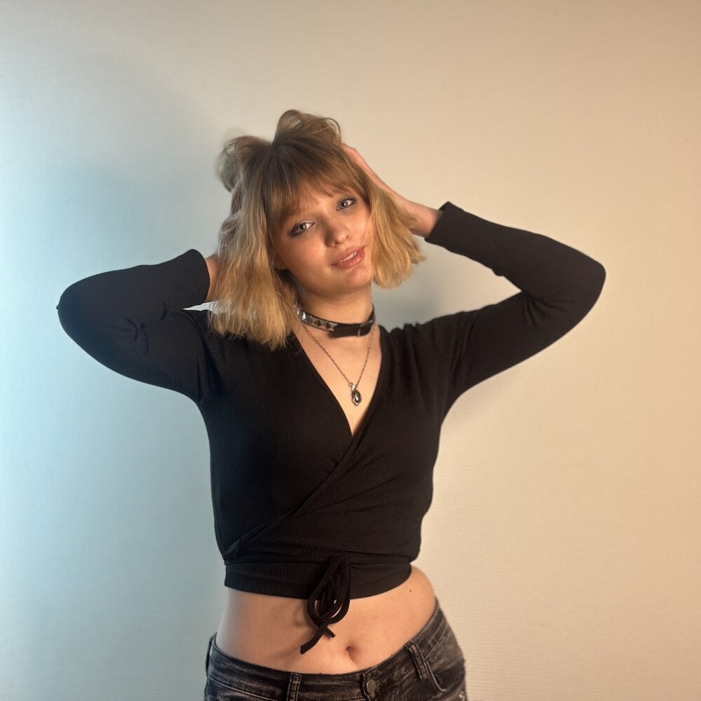 stripchat charleenvelovic webcam profile pic via watchgirlcam.com