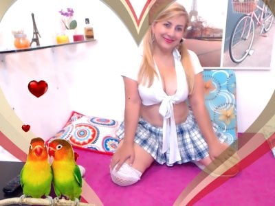 Razzisweet Female Curvyblondes Free Webcam Nude