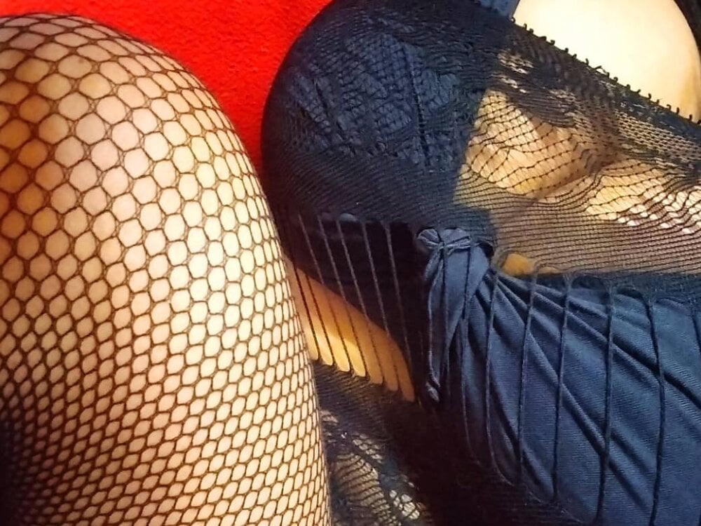 SCARLET-SANTANA live cam model at StripChat