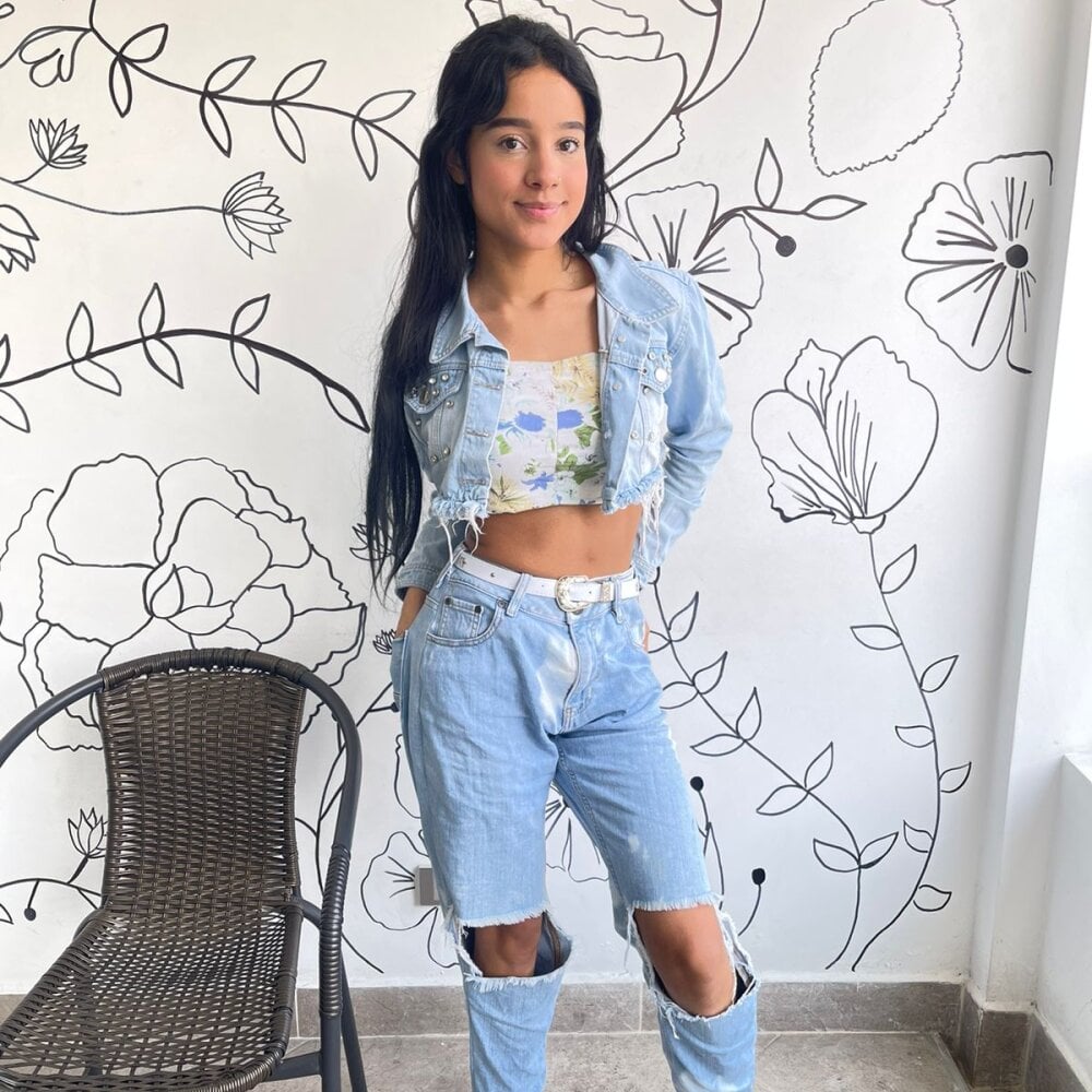 Live sex webcam photo for DanielleReyes9 #290075923