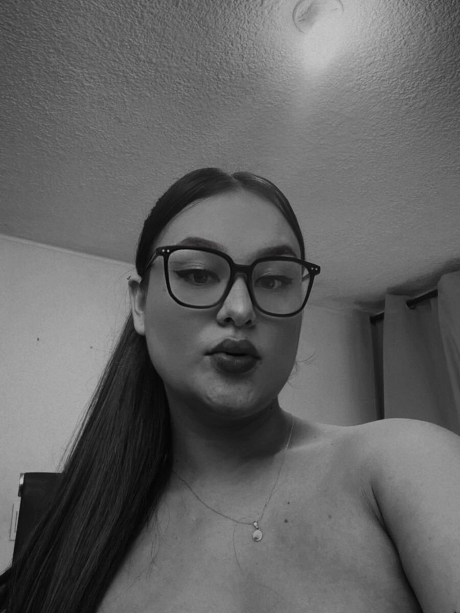 valeria_gomezx live cam model at StripChat