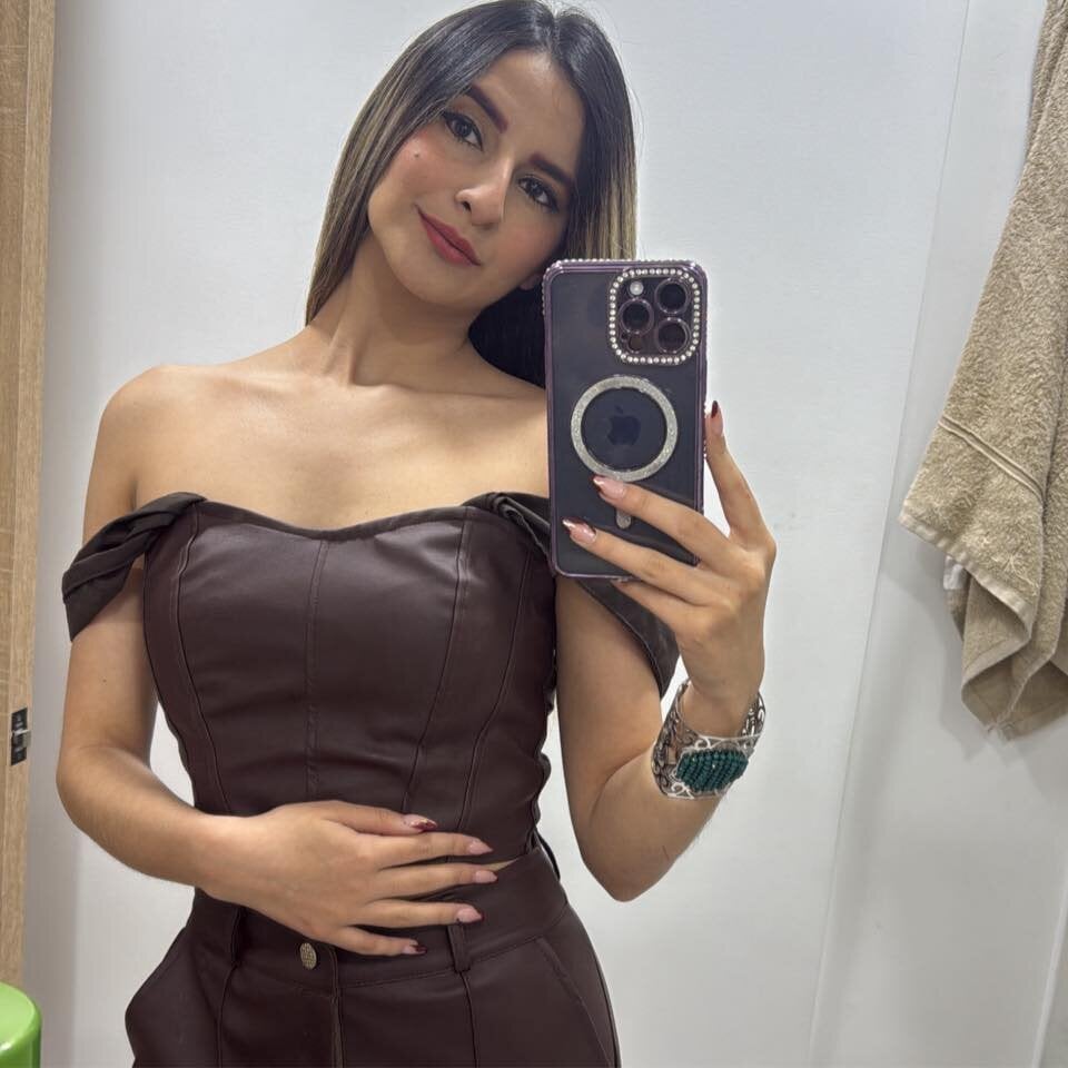 NIQUEILLA8 live cam model at StripChat