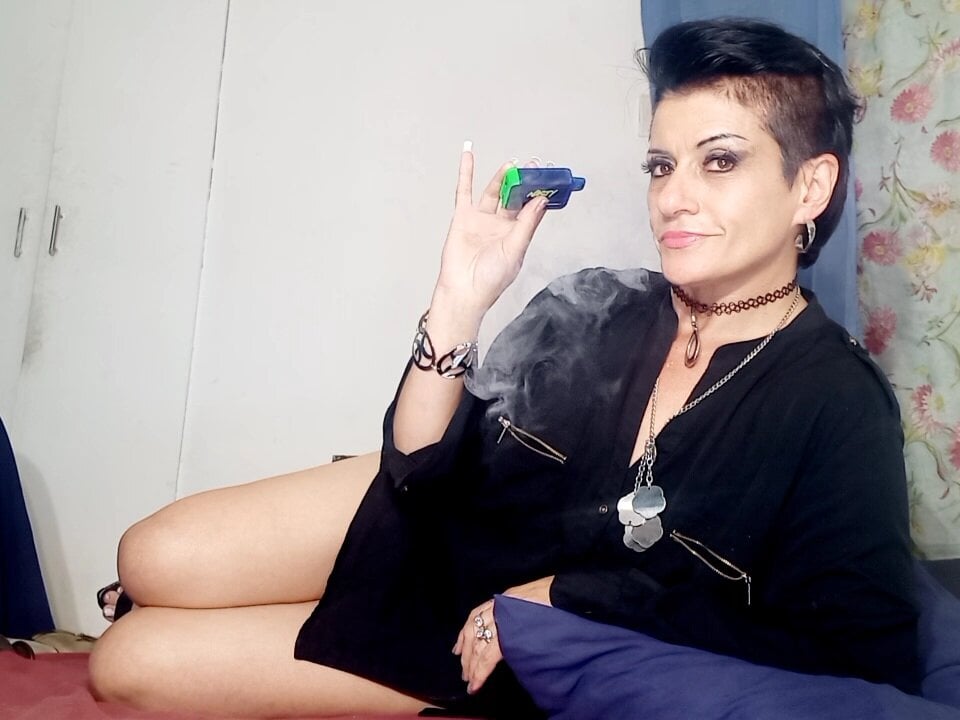 stripchat hellocleo40 webcam profile pic via iluvcams.com