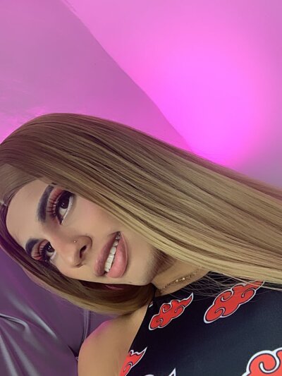 sofiabaker_ 🐝 live show