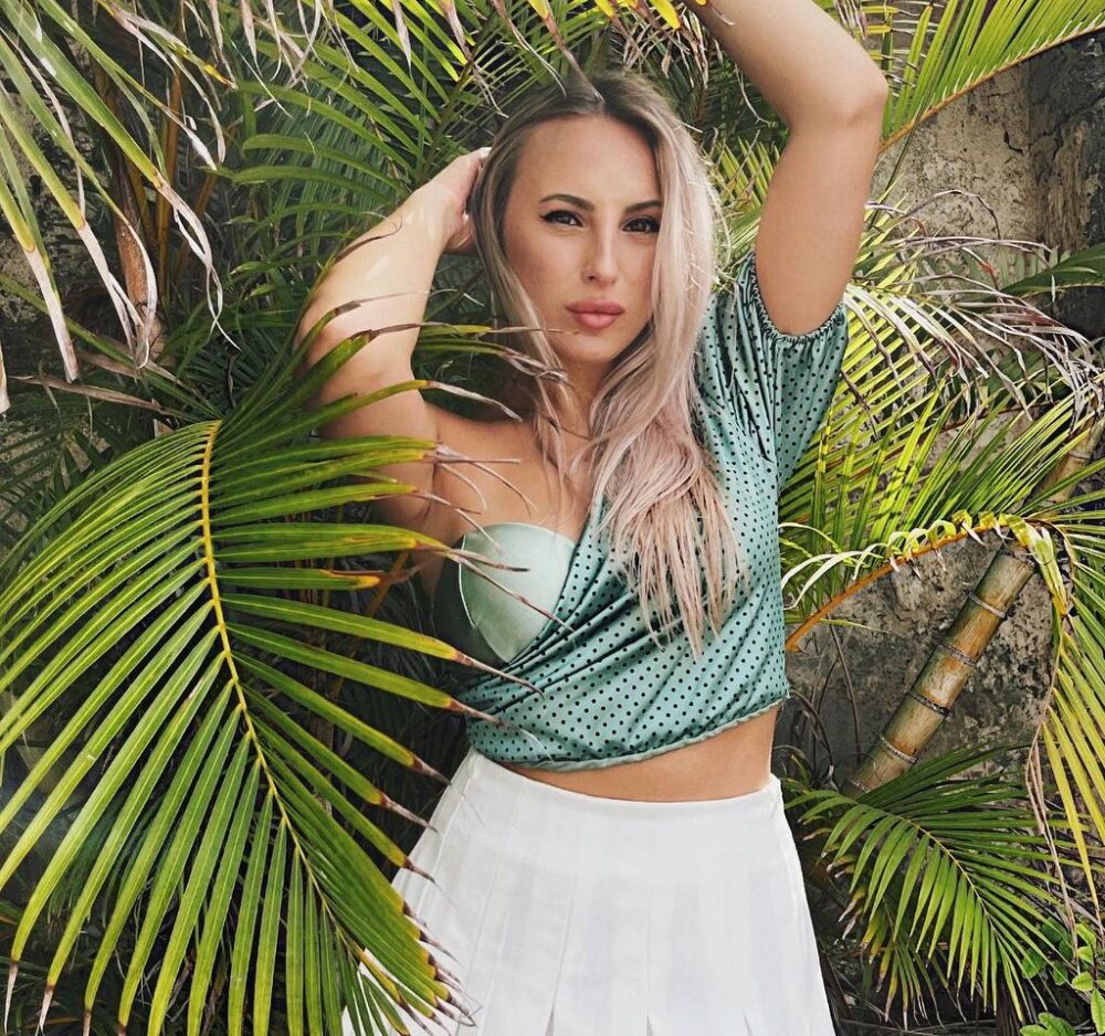 LisaMagicGoodGirl Chat Room offline