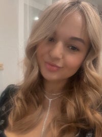 Seralunee's Webcam Show