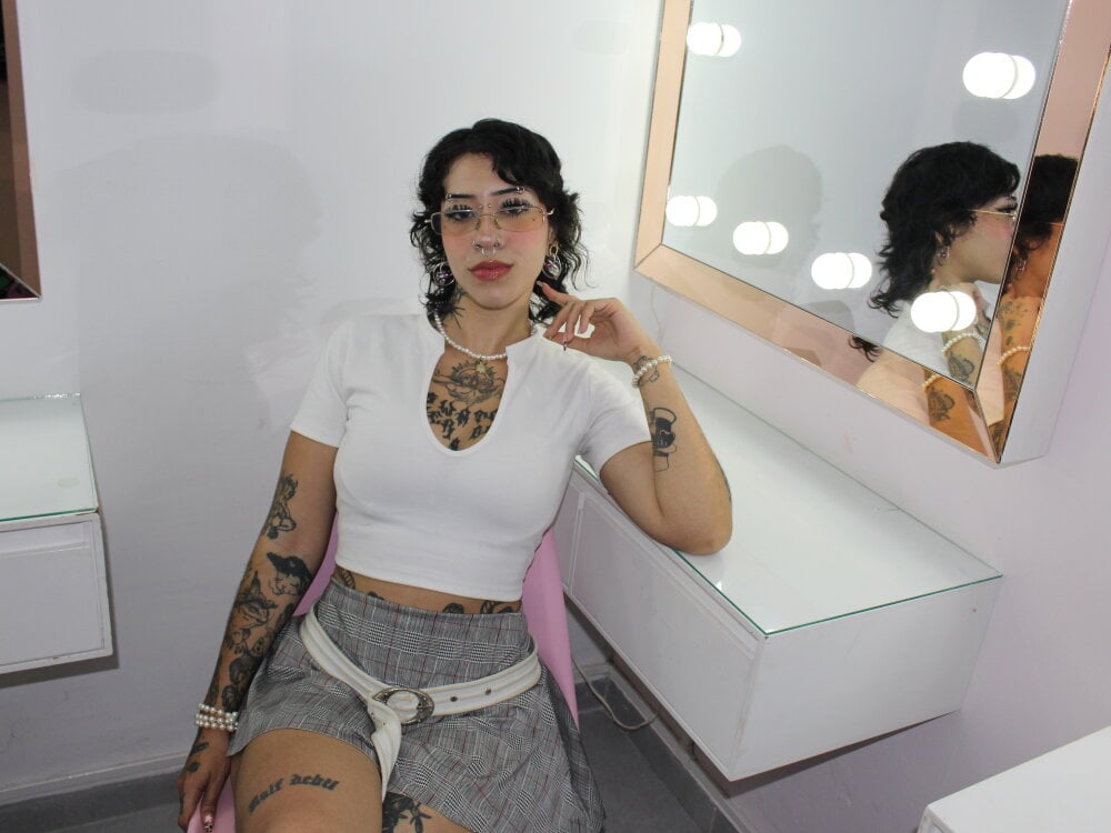 julimonroe19 webcam profile - Finnish