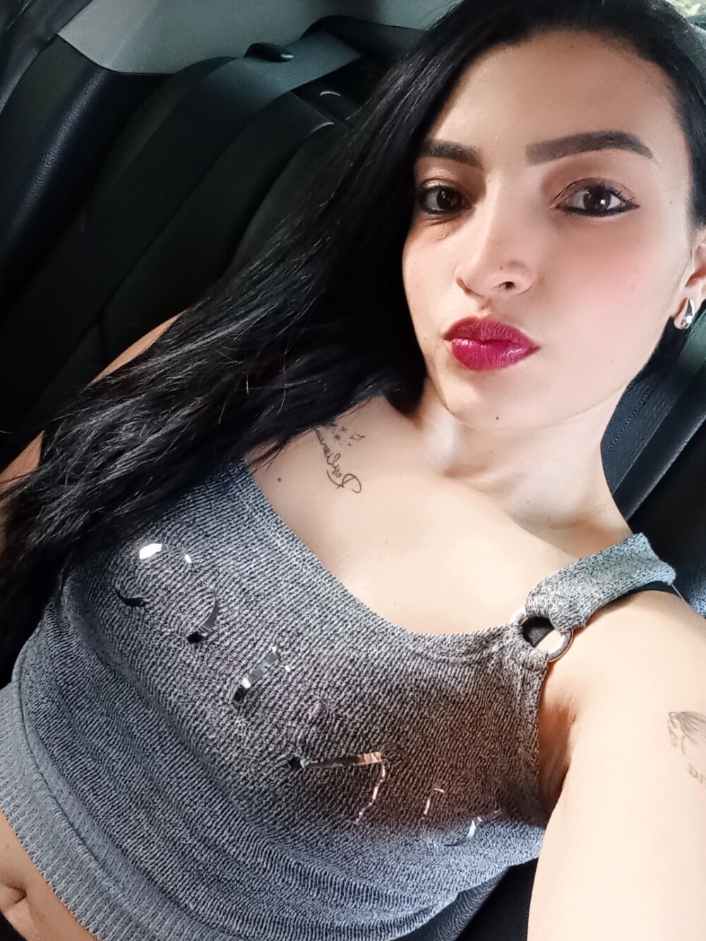 free6cams.com nicole-roman livesex profile in small-tits cams