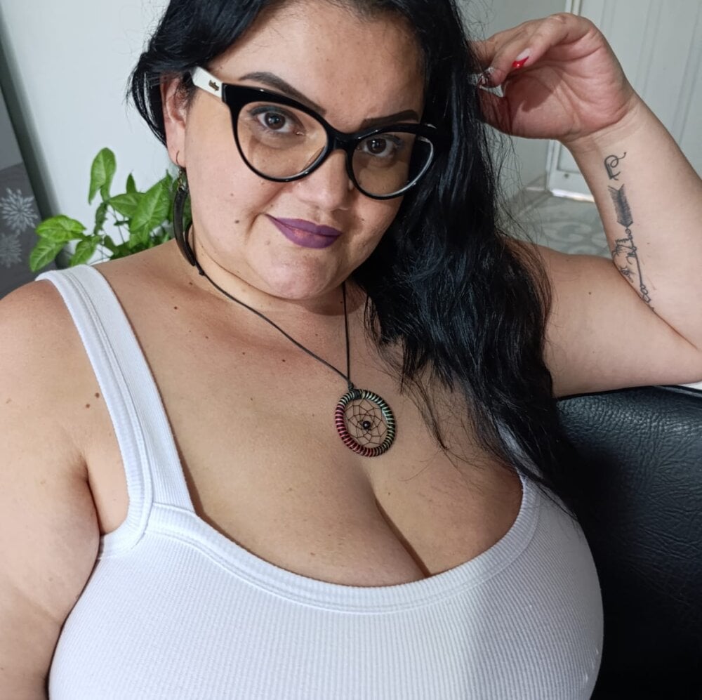 Madisoncurvy's Offline XXX Chat