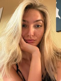 mia_petite28's Offline Chat Room
