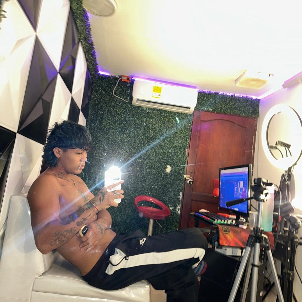 drakehott1's Offline XXX Chat